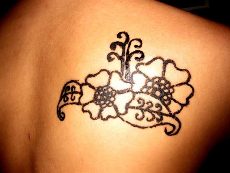 henna egy lány hátán