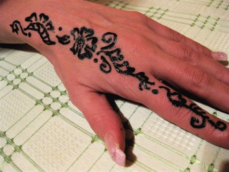 Fekete hennafestés kézen